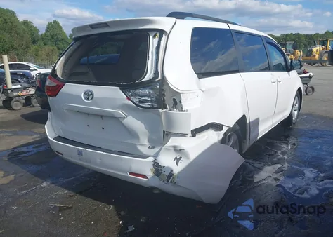 2015 Toyota Sienna Le 8 Passenger z USA, uszkodzony, nr VIN 5TDKK3DC9FS689874